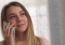 Как изменить голос при разговоре по телефону?