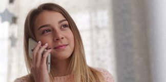 Как изменить голос при разговоре по телефону?