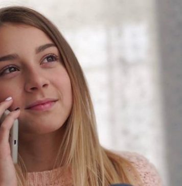 Как изменить голос при разговоре по телефону?