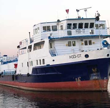 Как попасть работать на судно?