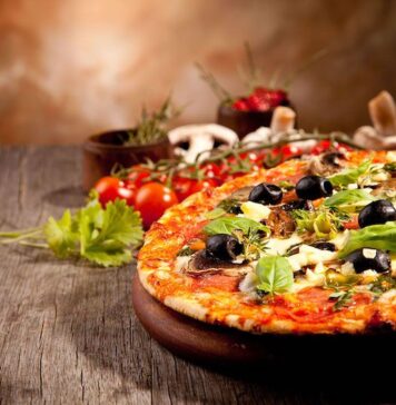 Пицца с доставкой: какие преимущества еды на дом или в офис?