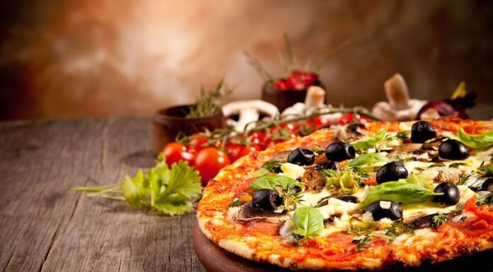 Пицца с доставкой: какие преимущества еды на дом или в офис?