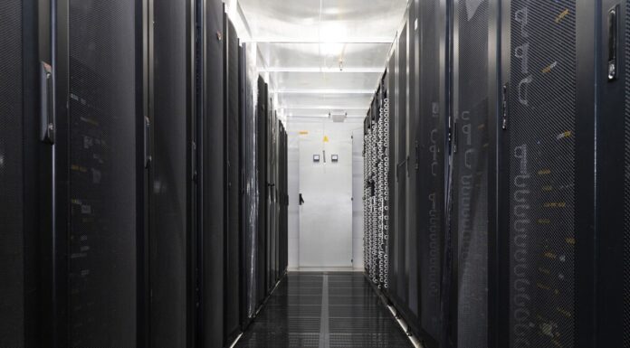 Размещение серверов: Как выбрать идеальное место для вашего бизнеса