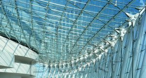 Спайдерное остекление фасадов: достоинства и нюансы